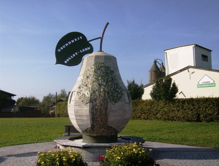 Schne Mostbirnen-Skulptur