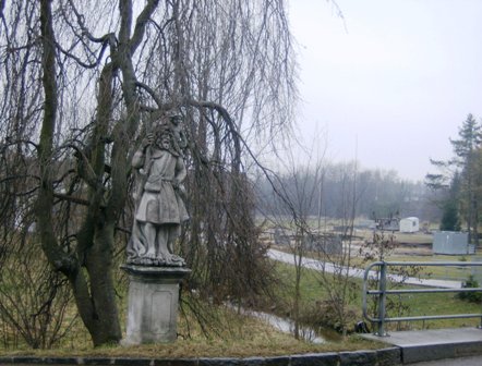 Eine Statue am Wegesrand