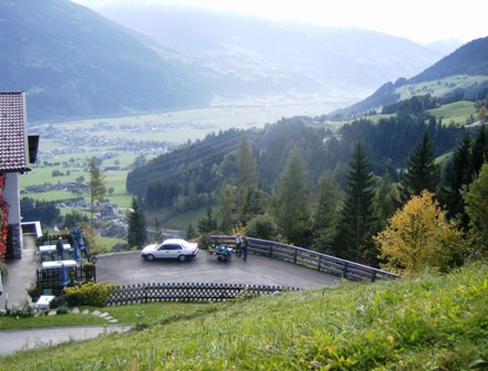 Blick vom Sonnberg Richtung Tal nach Fgen