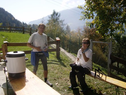 Walter Gttl und Gerti Lebsinger bei der Tee-Labestation