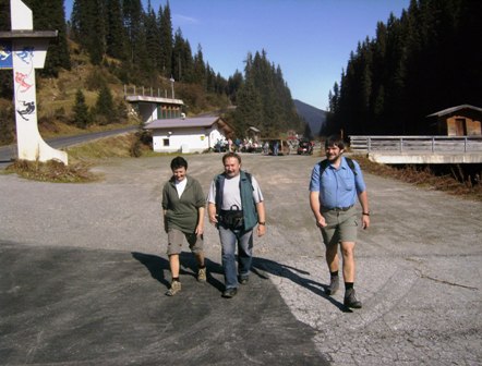 Sabine, Ewald und Martin nach der Kontroll- und Labestelle in Hochfgen