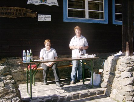 Die gutgelaunten Mitarbeiterinnen vom Wanderverein Stra im Zillertal beim Gamssteinhaus