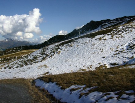 Schneebedeckte Wiesen beim Abstieg vom Onkeljoch (2.050 m) zum Spieljoch