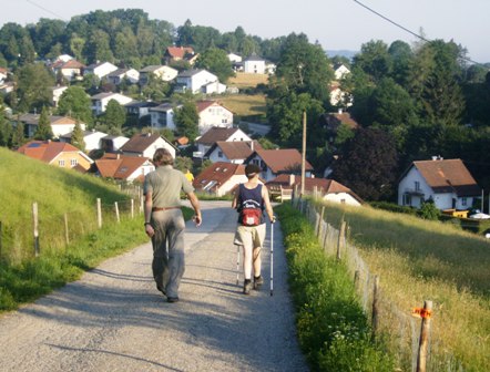 Wanderer beim Abstieg nach Grieskirchen