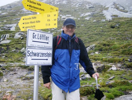Helmut am Berg vor den Wegweisern