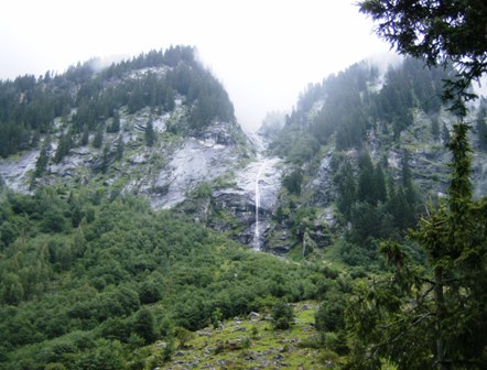 Wasserfall zwischen den Bergen