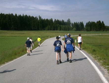 Eine grere Gruppe Marathonwanderer auf der Bundesstrae nach Brand