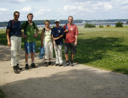Helmut, Gnter, Sylvia, Karin und Josef an der Ostsee