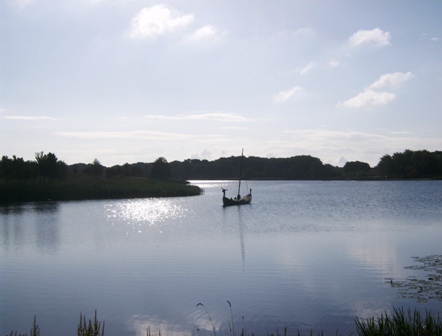 Ein Wikingerboot am Teich vor Jels