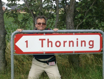 1 Km nach Thorning - Helmut hinter dem Hinweisschild