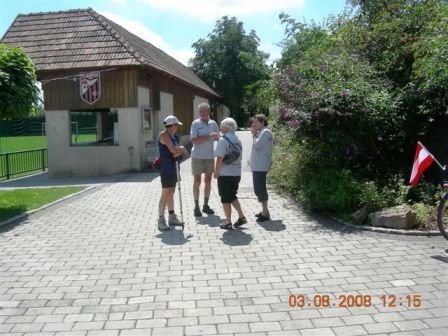 Karin im Gesprch mit den Wanderfreunden aus Wilhering