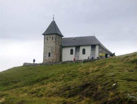 Die Wallfahrtskirche Maria Schnee (1.860 m)...