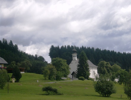 Die Kirche von Schnberg (hinterm A1-Ring)