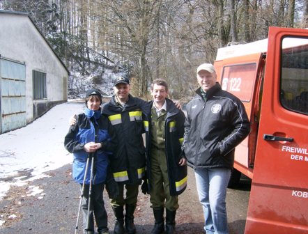 Der Obmann und die Kameraden der Feuerwehr