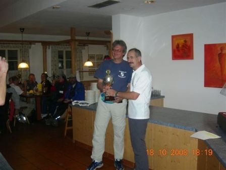 Helmut erhält den Pokal für alle absolvierten MC-Wanderungen 2008