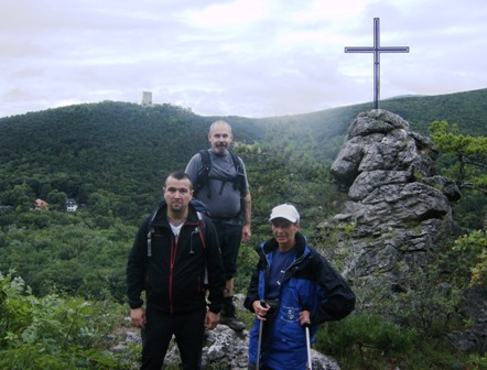 Walter, Ernst und Karin beim Gipfelkreuz vor dem Helenental - im Hintergrund Ruine Rauheneck