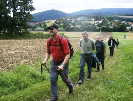 Der Bheimkirchner Obmann Franz Hfler an der Spitze einer Gruppe Wanderer zur Anhhe vor Gaaden