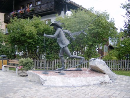 Langlaufstatue in Weidach