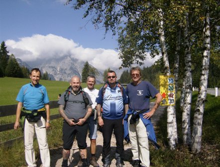 Ernst Gttl, Ernst 'Gepetto' Polley, Gerhard Hollerer, Walter 'Humpty Dumpty' und Helmut Reiter vor dem traumhaften Bergkulisse