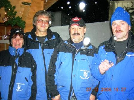Karin, Helmut, Manfred und Gerhard am Adventmarkt in Pehendorf