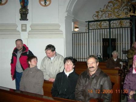 Besinnliche Momente fr einige Wanderfreunde in der Wallfahrtskirche