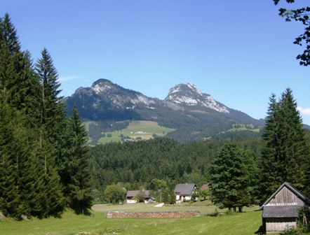 Panoramablick auf die Berge hinter Tauplitz