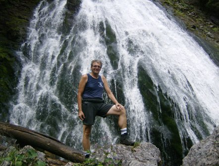 Helmut vor dem gewaltigen, schnen Wasserfall