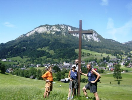 Daniel aus der Schweiz, EVG-Prsident Johannes Leopold, Karin und Helmut bei einem Kreuz vor Tauplitz