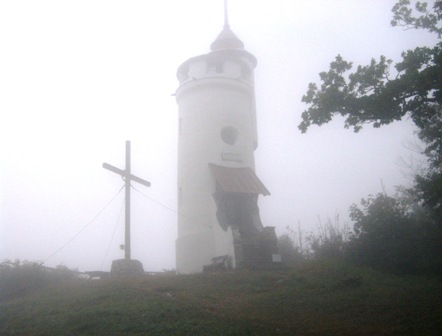 Die Urlingerwarte mit Gipfelkreuz im Nebel