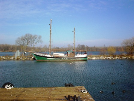Hundertwasserboot an der Donau