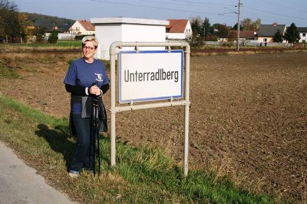 Renate bei der Ortstafel von Unterradlberg