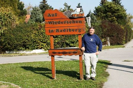...und der schönen Begrüßungstafel von Radlberg