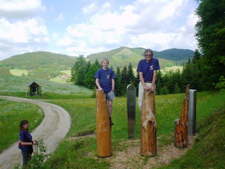 Wanderfreunde Rappottenstein vor dem prchtigen Hintergrund (in der Mitte zwischen Helmut und Gerhard jun. der Wolfsberg)