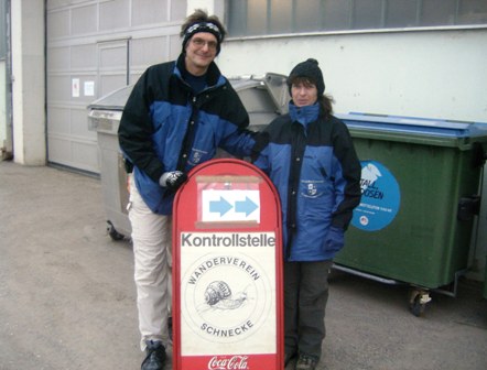 Karin und Helmut vor der Hinweistafel zur Kontrollstelle des WV Schnecke
