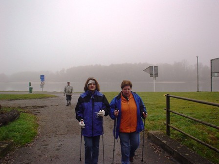 Elisabeth und Gabi am Weg neben der Donau