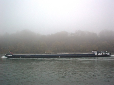Lastschiff auf der Donau