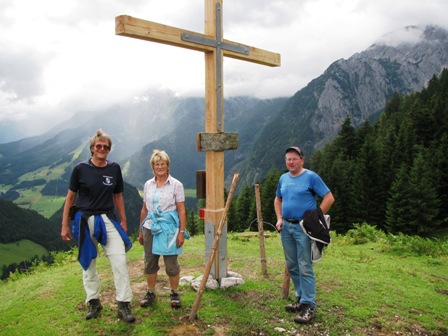 Helmut, Sylvia und Max beim Gipfelkreuz - es hat sich ausgezahlt