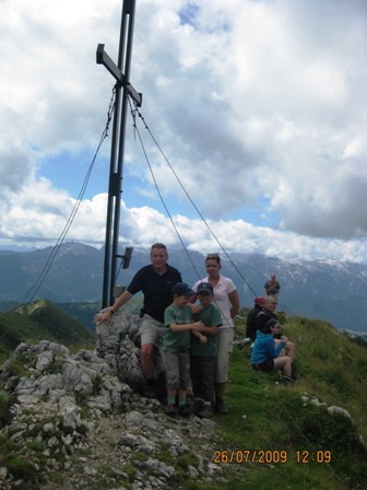 Familie Kienast beim Gipfelkreuz am Braunedlkogel