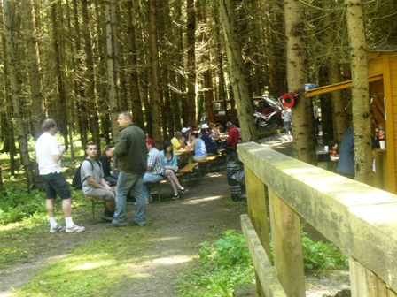 Zahlreiche Wanderer bei der sehr schönen und gemütlichen K+L im Wald