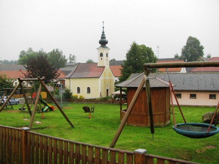 Spielplatz und Kirche von Stgersbach