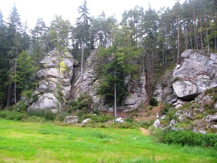 Felsformationen auf dem Weg Richtung Mnzenberg