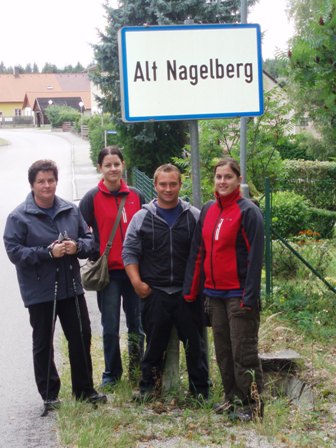 Familie Fichtinger vor der Ortstafel von Alt-Nagelberg