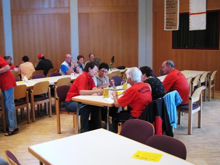 In gemütlicher Runde wird über das Erlebte und Gesehene gesprochen - Wanderer im Ziel