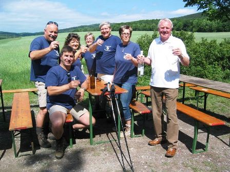 Ein Prosit der Gemütlichkeit und dem Veranstalter - die Wanderfreunde Rappottenstein bei der Schnapsverkostung