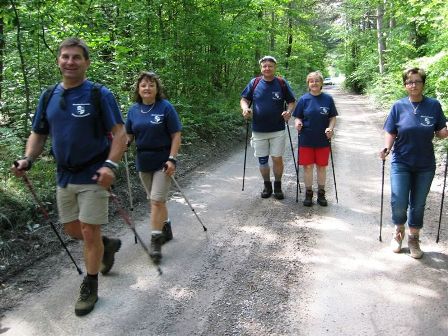 So bestens gestärkt gehts auf einem schönen Waldweg weiter