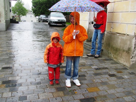Gut gekleidet und voll motiviert gehen diese jungen Wanderer bei Regen auf die Strecke - echt bewundernswert