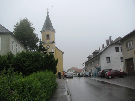 Die Kirche von Bärnkopf beim Zieleinlauf - und es regnet immer noch!