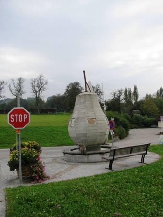 Bei dieser Skulptur am Ortseingang von Biberbach sollte man wirklich 'stoppen'