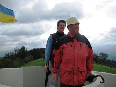 Albert mit seinem Wanderfreund auf dem Aussichtsturm 'Voralpenblick'