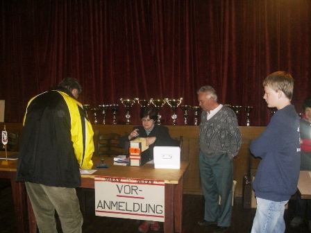 Die Wanderfreunde bei der Ausgabe der Startkarten am frühen Morgen